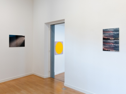 Ausstellungsansicht, Raphael Linsi - Answering phone calls by email