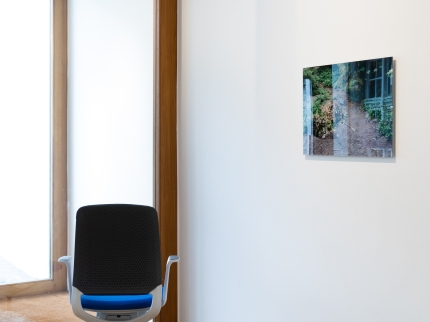 Ausstellungsansicht, Raphael Linsi - Answering phone calls by email