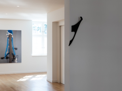 Ausstellungsansicht, Raphael Linsi - Answering phone calls by email