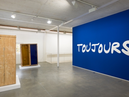 Exhibition view, Le charme indiscret